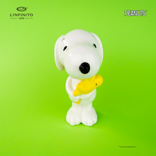 Carica l&#39;immagine nel visualizzatore di Gallery, Statuina di Snoopy con in braccio Woodstock.
