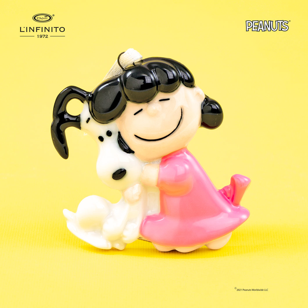 Calamita di Lucy Van Pelt che abbraccia Snoopy